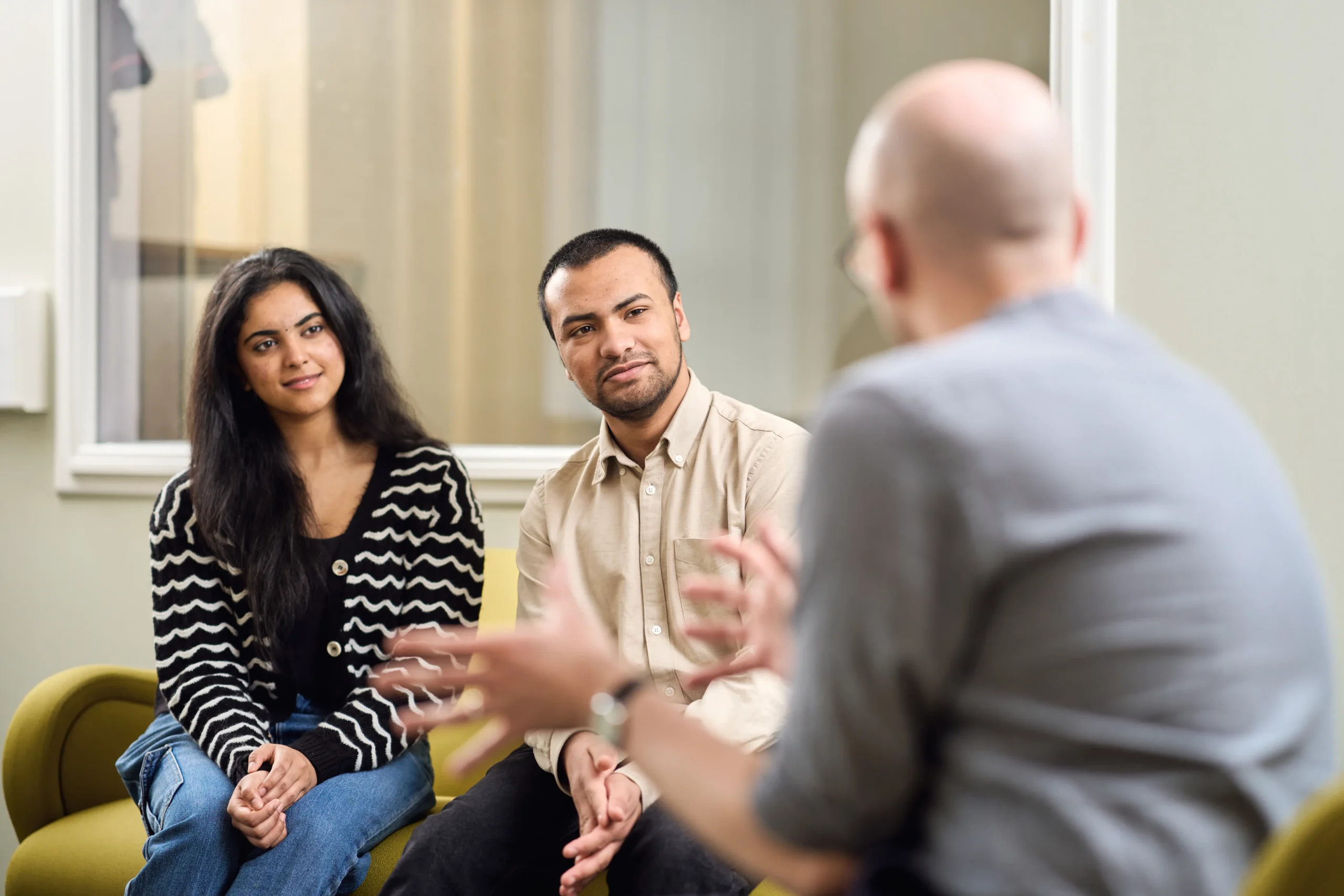 How to become a psychological wellbeing practitioner in the UK - couple talk to a therapist on couch