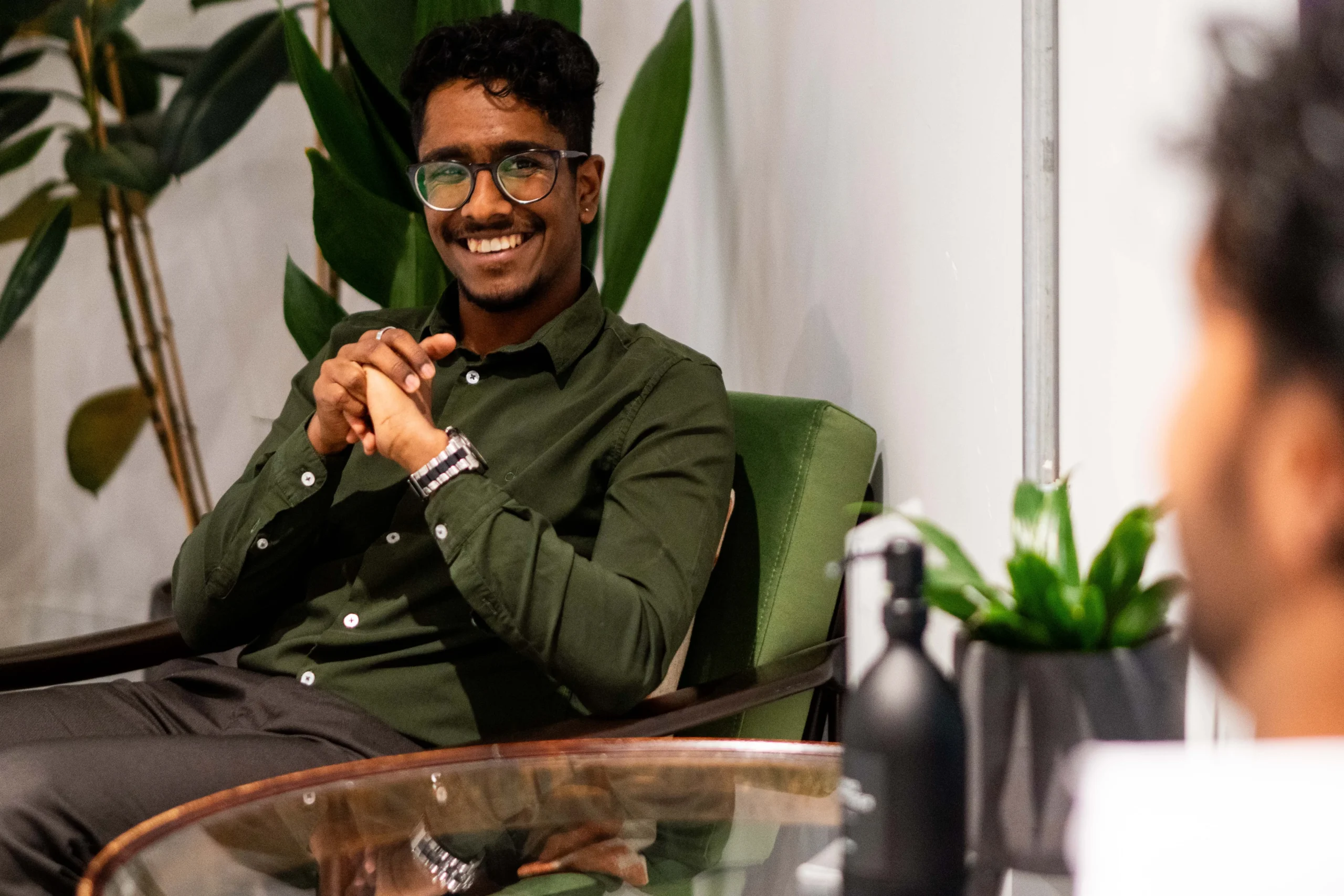 How to become an assistant psychologist-man and woman talking in a leafy office
